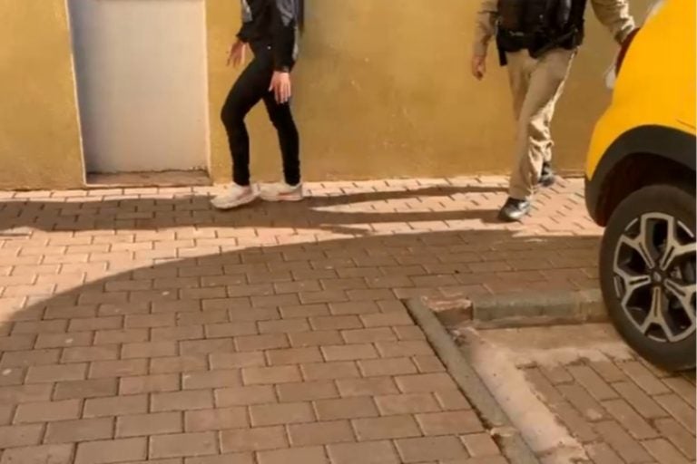 Jovem esfaqueada: A agressão ocorreu logo após o início do expediente.