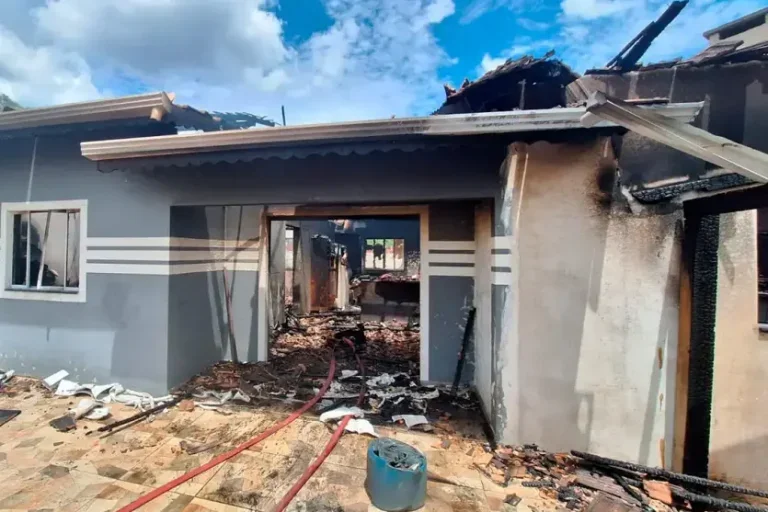 Mãe e filha morrem em incêndio: a família vivia em situação conturbada.