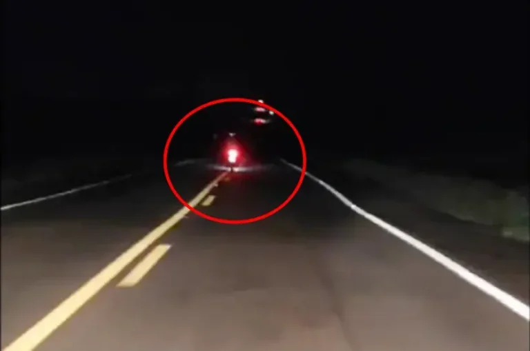 Motociclista Conduzindo Em Zigue Zague Na Rodovia