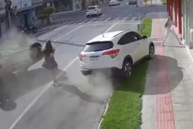 Mulher escapa: a pedestre, assustada, consegue correr para a calçada a tempo de evitar o impacto.