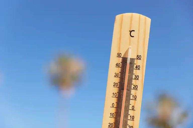 Foto de um termômetro marcando mais de quarenta graus Celsius com um céu azul no fundo para ilustrar a matéria sobre a onda de calor no Brasil