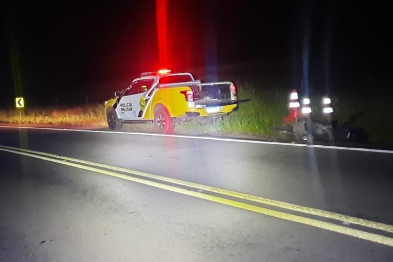 Queda de motocicleta: O motociclista sofreu ferimentos graves devido à queda.