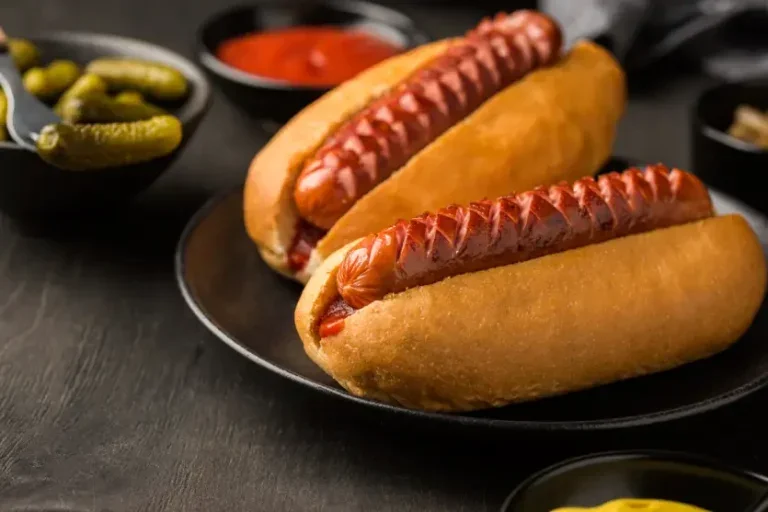 Foto de dois pães de cachorro-quente. Imagem para ilustrar matéria que fala sobre o risco de consumir salsicha e outros embutidos.