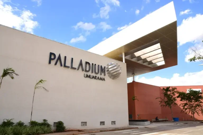 Foto da fachada do Shopping Palladium Umuarama. O céu está com algumas nuvens.