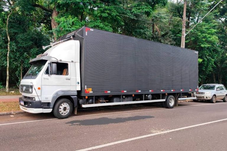 TransFigueiredo: soluções completas em transporte no Brasil. Na foto, um caminhão da frota da empresa.
