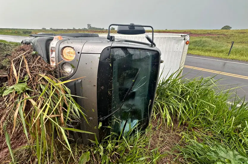Tombamento De Caminhão Rodovia Umuarama Maria Helena (2)