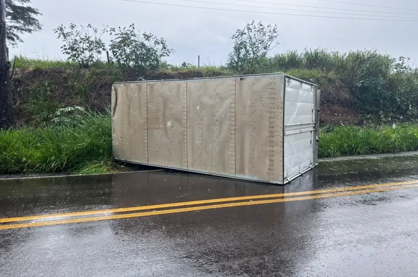 Tombamento De Caminhão Rodovia Umuarama Maria Helena (3)