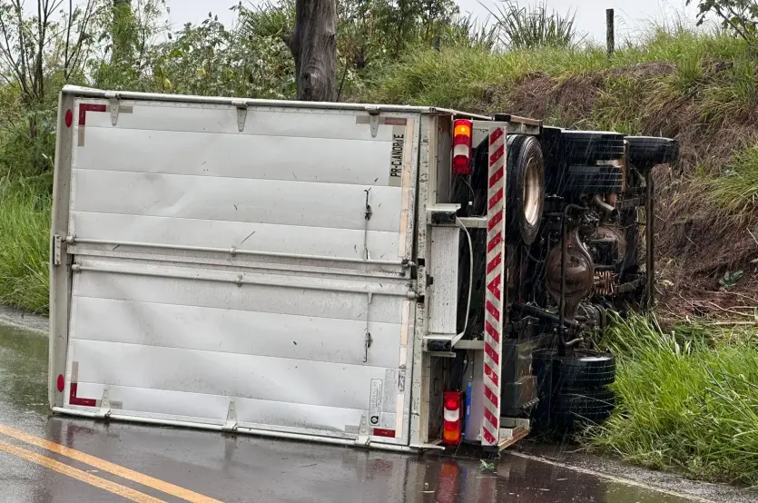 Tombamento De Caminhão Rodovia Umuarama Maria Helena (4)