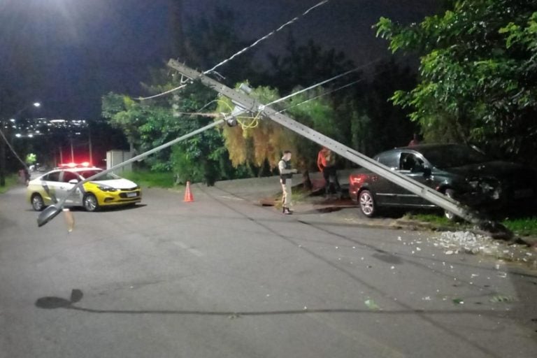 Veículo é recuperado após acidente: o carro havia sido furtado nas proximidades da antiga rodoviária de Umuarama.
