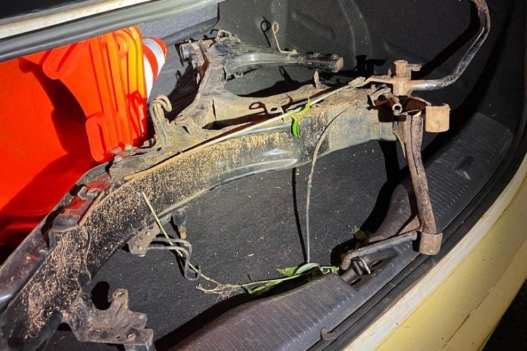 veículo recuperado: , os policiais localizaram o quadro da motocicleta escondido atrás de um morro de terra.