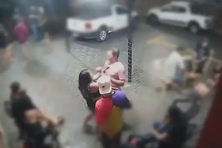 Após ser ferido, Anderson levantou a camisa para mostrar o ferimento, mas logo caiu e faleceu pouco depois.