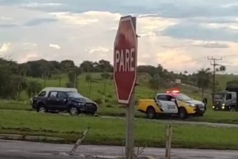 Acidente no trevo da PR-323 com a Boiadeira em Cruzeiro do Oeste deixa um ferido.