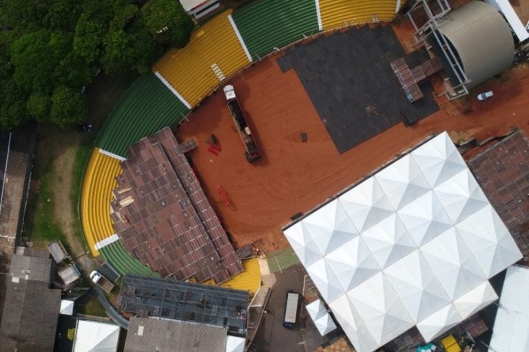 Agentes de combate à dengue usam drones em vistoria no Parque de Exposições de Umuarama.
