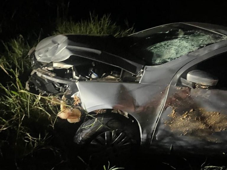 Um acidente entre um carro e uma motocicleta na PR-496, em Terra Roxa, terminou com uma situação de tensão após a chegada de um grupo de indígenas armados ao local.