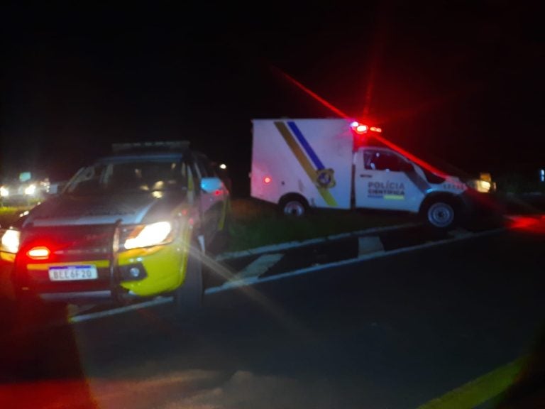 Um grave acidente envolvendo uma caminhonete Toyota Hilux e uma moto Honda NXR 150 resultou em uma morte e uma pessoa ferida na PR-492, próximo ao trevo de acesso à BR-376, nesta quarta-feira (26).