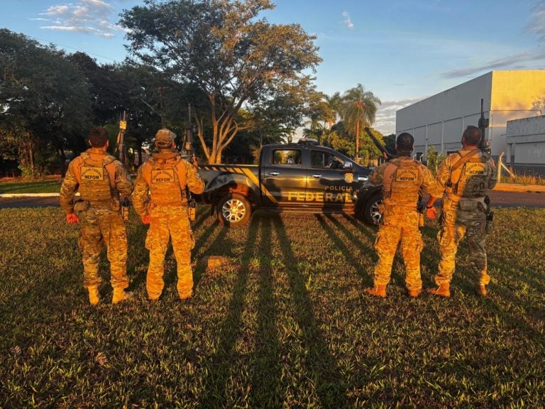 A Polícia Federal (PF) deflagrou na manhã desta quinta-feira (27) a Operação "Mbarete" (termo em guarani que significa "força", simbolizando solidariedade comunitária) para investigar um violento ataque à Aldeia Yvy Okaju, ocorrido em 3 de janeiro de 2025.