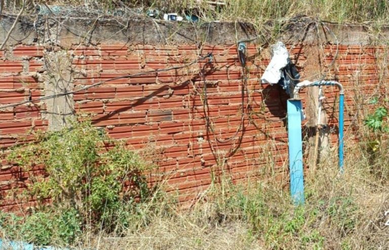 Uma operação da Polícia Ambiental em um condomínio de chácaras na Estrada Urupes, em Umuarama, nesta quinta (27), identificou nove poços tubulares de captação de água subterrânea instalados sem autorização ambiental.