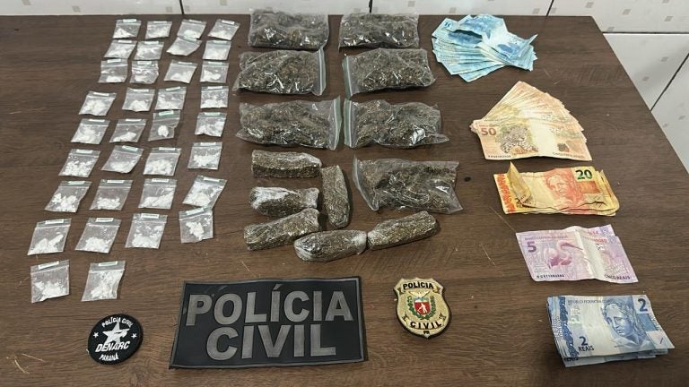 A Polícia Civil do Paraná (PCPR) deflagrou uma grande operação nesta quarta-feira (26) e prendeu 24 integrantes de uma organização criminosa envolvida em tráfico de drogas e lavagem de dinheiro.