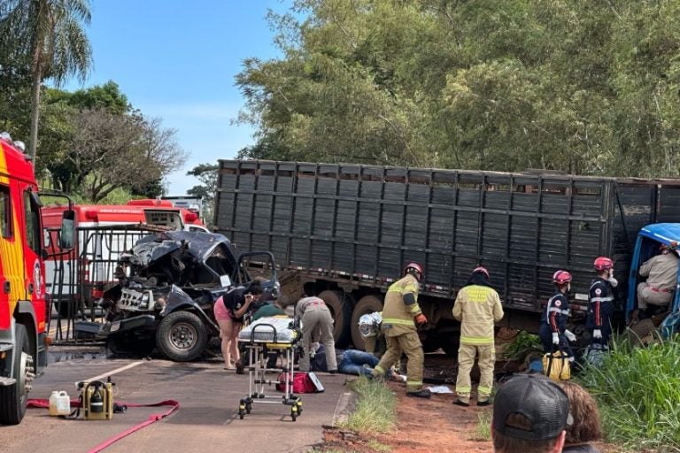 Acidente entre caminhão e caminhonete: as vítimas foram socorridas em estado grave por equipes dos bombeiros e do Samu e encaminhadas para hospitais de Umuarama.