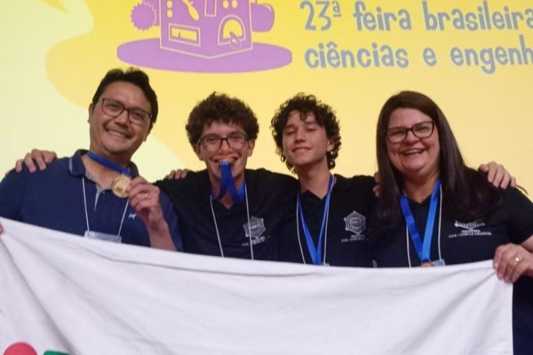 Alunos do Ifpr de Umuarama: Malrilo De Nez e João Bizarri, ambos de 16 anos, desenvolveram um enxaguante bucal com nanopartículas de prata.