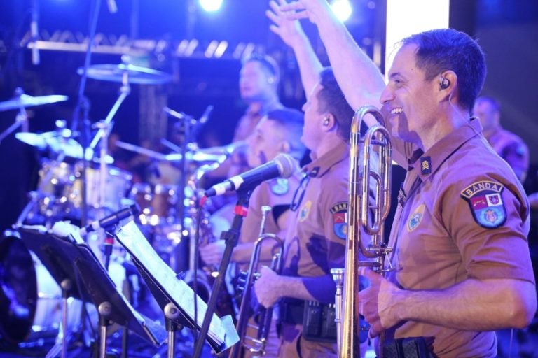 Banda da PMPR: com repertório variado, o grupo toca sucessos do rock nacional, MPB, pagode e sertanejo.
