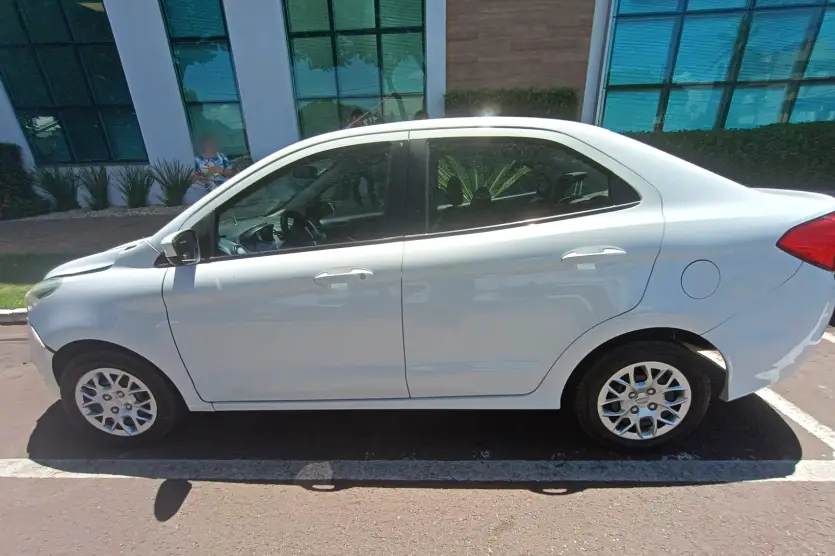 Belina Sobe Em Calçada Após Colisão Na Avenida Londrina (1)