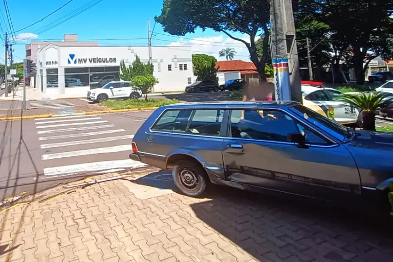 Belina Sobe Em Calçada Após Colisão Na Avenida Londrina (2)