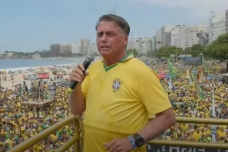 Bolsonaro se reúne com apoiadores e afirma que não irá fugir do Brasil.