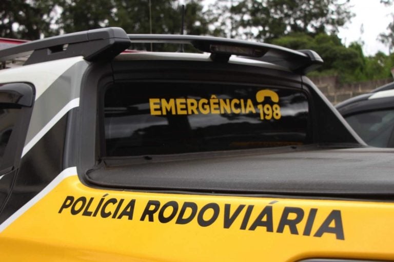 Caminhão tomba e derrama farelo