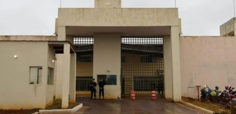 Oito detentos, incluindo dois brasileiros, escaparam do Centro de Reinserção Social de Minga Guazú, penitenciária de segurança máxima no Paraguai, na noite de quarta-feira (26).