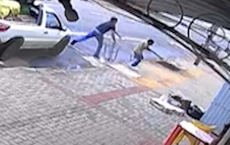 Um morador de rua agrediu um empresário e causou danos a um estabelecimento comercial no centro de Cascavel, após não receber esmola.