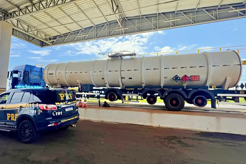 Carreta Tanque Contaminada E Sem Pneus Em 3 Eixos é Apreendida