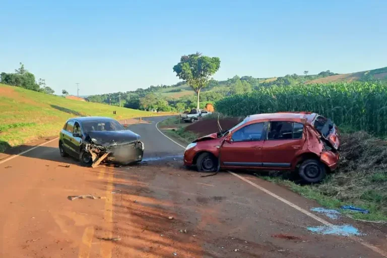 Carro Bate Em Barranco, Capota E é Atingido Por Outro Veículo