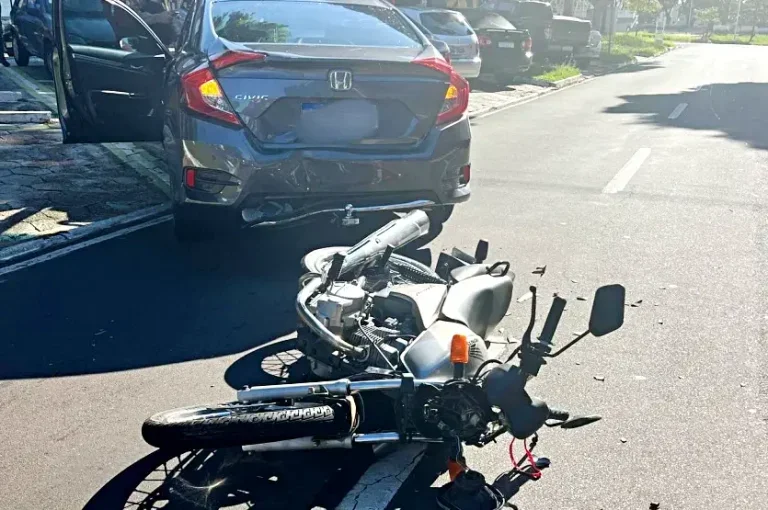 Carro E Moto Se Envolvem Em Colisão Na Avenida Paraná