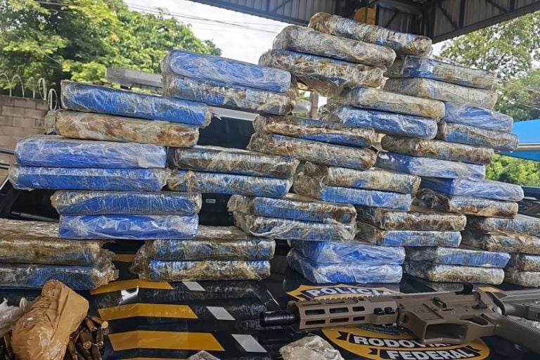 Casal é preso transportando drogas: o carro seguia de Maringá para Londrina.