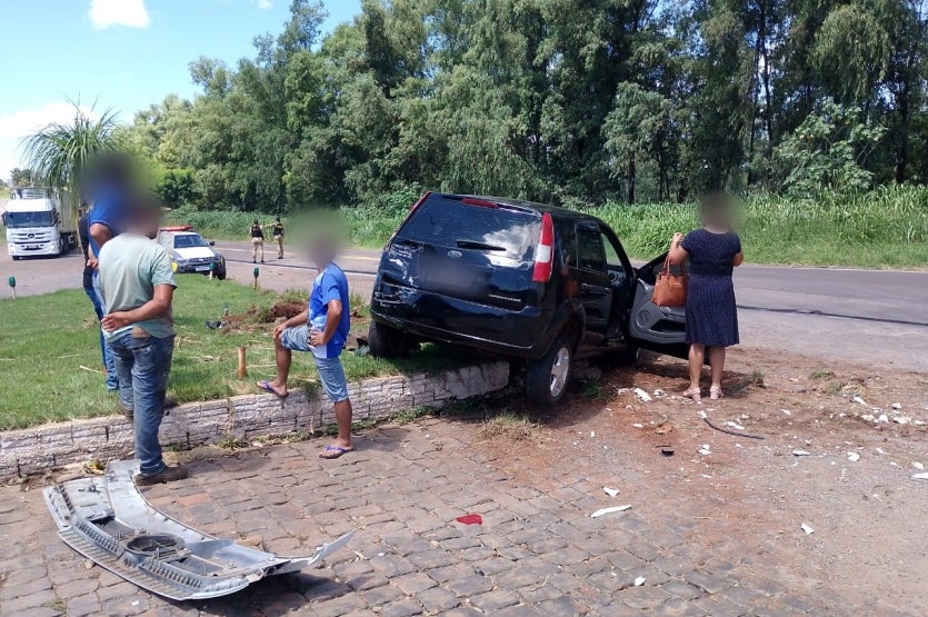 Colisão Entre Caminhão E Carro Na Pr 323 Deixa Uma Vítima Grave (1)