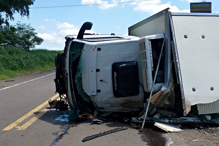 Colisão Entre Caminhão E Carro Na Pr 323 Deixa Uma Vítima Grave (3)
