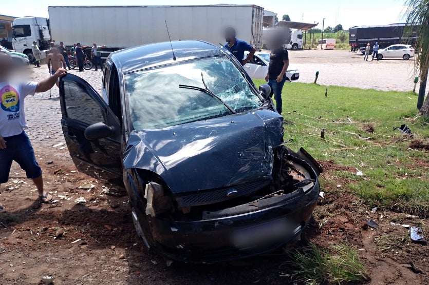 Colisão Entre Caminhão E Carro Na Pr 323 Deixa Uma Vítima Grave (4)