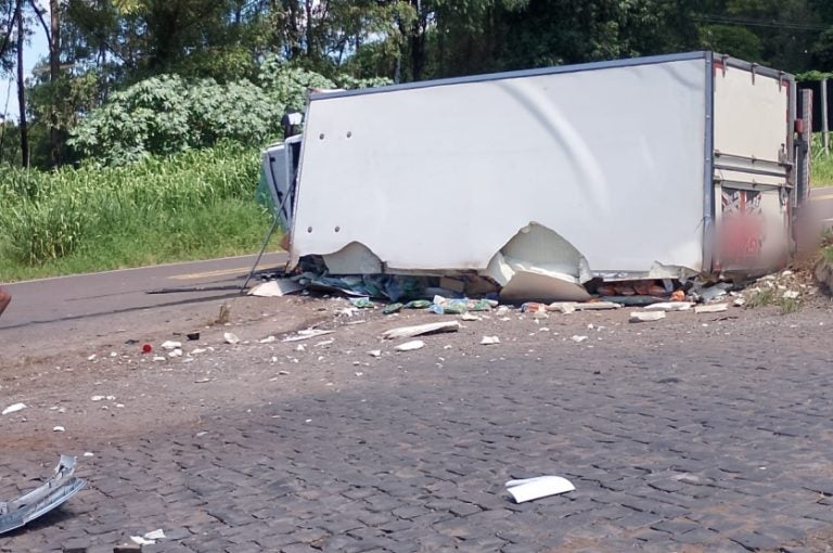 Colisão Entre Caminhão E Carro Na Pr 323 Deixa Uma Vítima Grave (6)