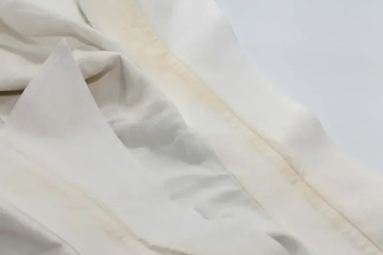 Como Tirar Manchas De Protetor Solar Em Roupas Brancas Sem Estragar Suas Peças