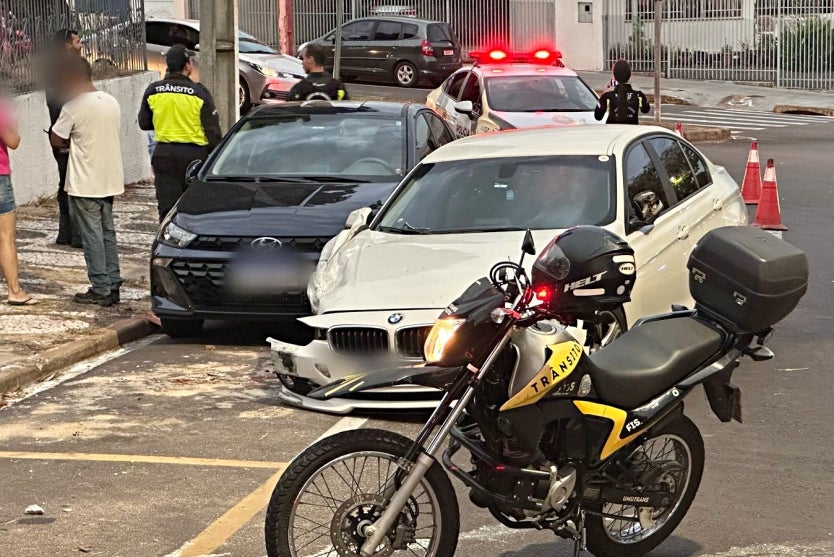 Condutor Transtornado Bate Em 4 Carros, Tenta Fugir, Mas é Contido (2)