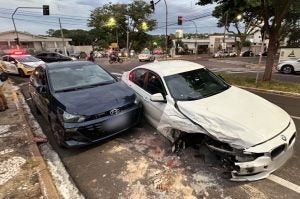 Condutor Transtornado Bate Em 4 Carros, Tenta Fugir, Mas é Contido (7)