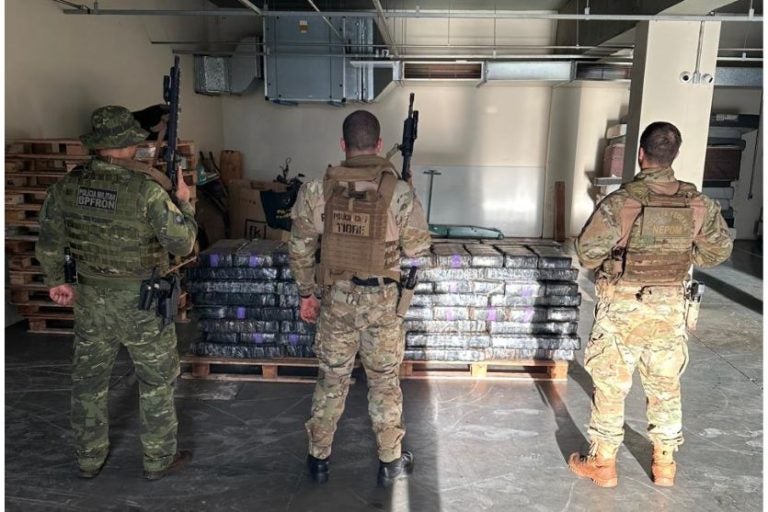 Uma ação conjunta da Polícia Federal (PF), BPFron da Polícia Militar do Paraná (PMPR) e Grupo Tigre da Polícia Civil resultou na apreensão de 1.043 kg de maconha em um porto clandestino na região de Guaíra, no último domingo (30/03).