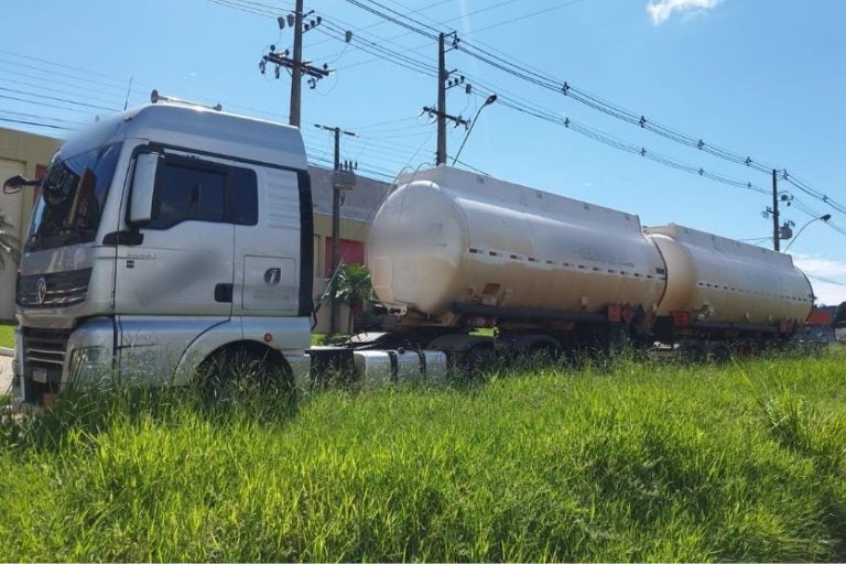 Um caminhão usado para o transporte de combustíveis perdeu a carreta na PR-323, em Umuarama, na manhã desta segunda-feira (31).