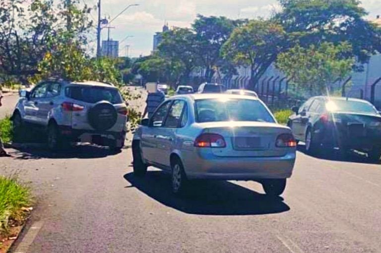 Ecosport é Atingida Por Classic E Acaba Batendo Em árvore