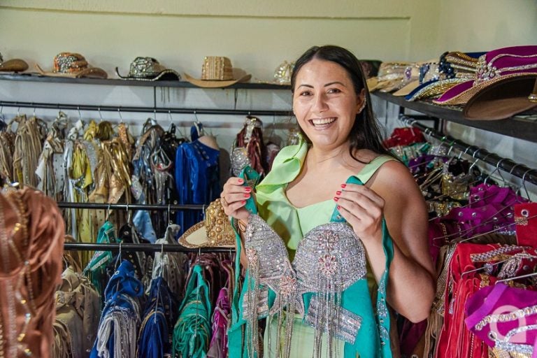 Estilista Da Região Confecciona Trajes Para Rainha De Rodeio (1)