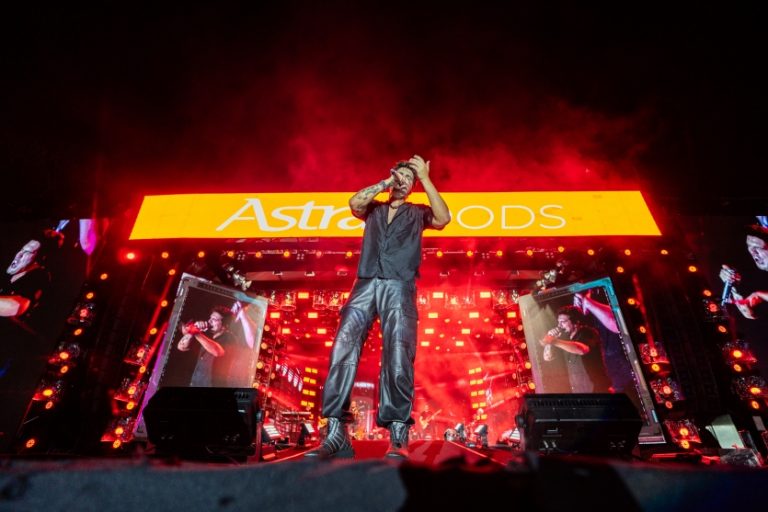 Luan Santana mistura agito e romantismo no palco da Expo Umuarama.