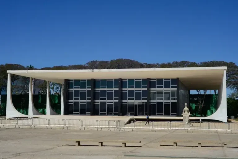 Extremista Tenta Invadir O Prédio Do Stf, Ameaça E Acaba Preso
