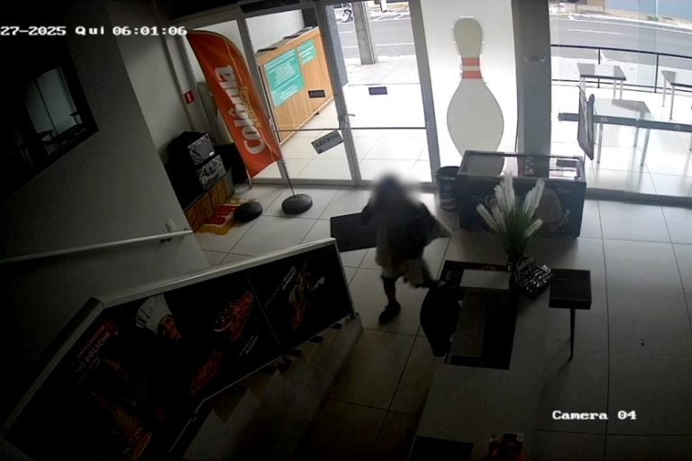 Imagens de câmeras de segurança: o crime ocorreu por volta das 5h50 da madrugada desta quinta-feira (27).