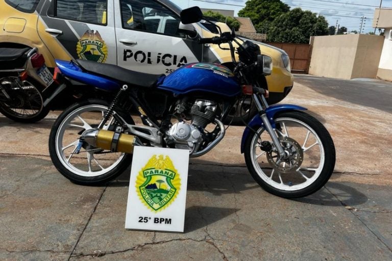 Menor de idade: a motocicleta estava com o escapamento adulterado, além do licenciamento pendente e a placa danificada.